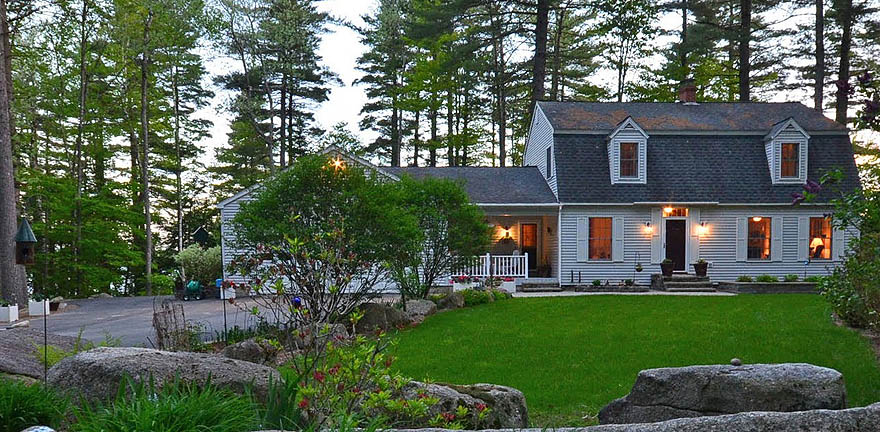 Lakefront House in Maine
