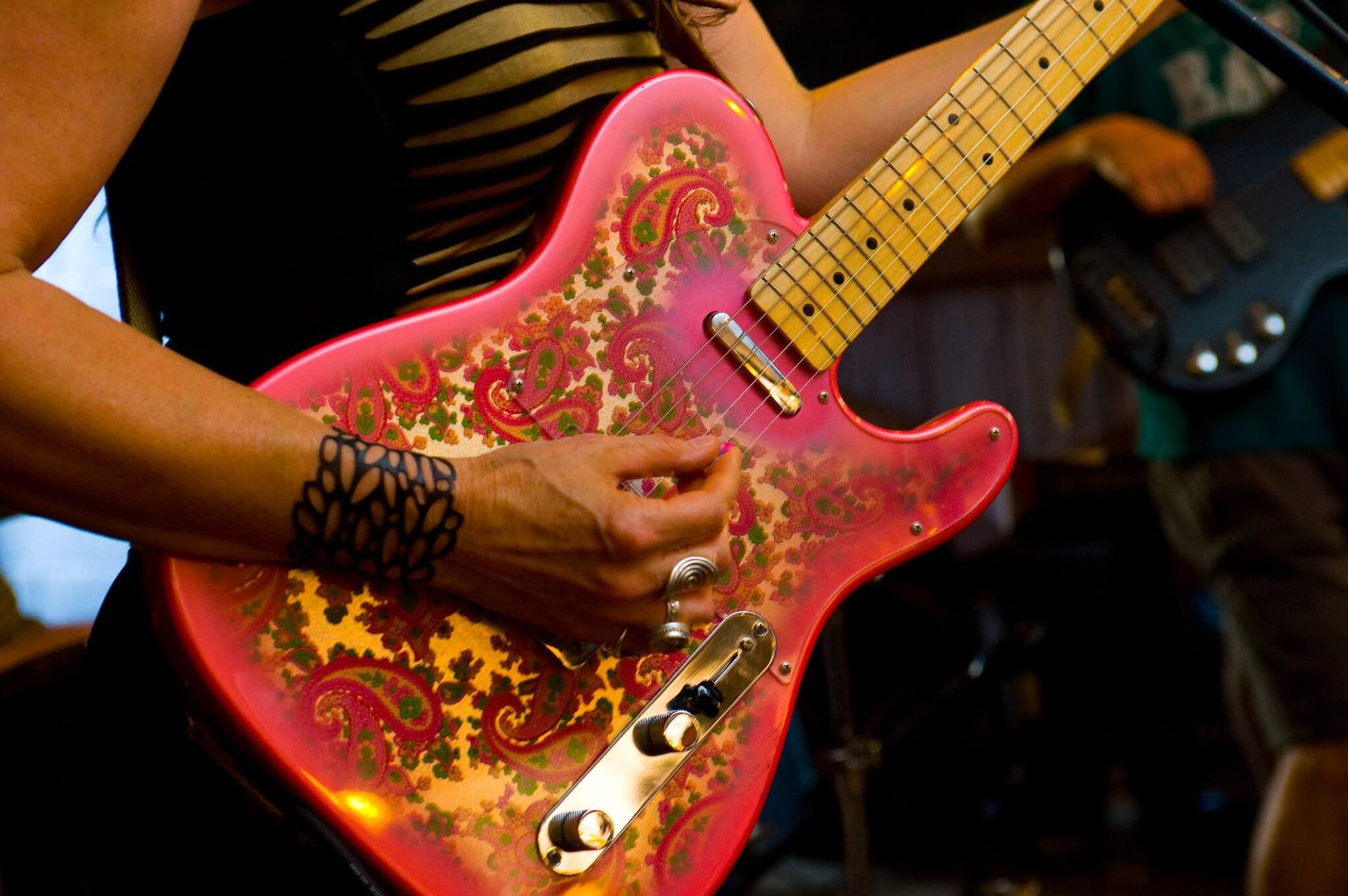 https://0201.nccdn.net/1_2/000/000/0be/ebc/pink-paisley-tele.jpg