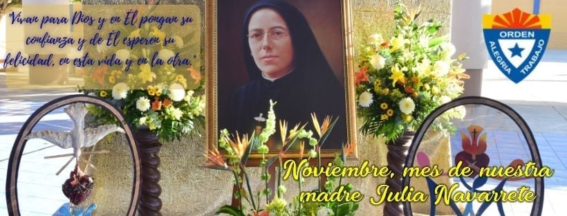 Imagen de un altar con un retrato de una religiosa, rodeado de arreglos florales, texto con una cita religiosa y un emblema de la orden en una esquina. Imagen de un altar con un retrato de una religiosa, rodeado de arreglos florales, texto con una cita religiosa y un emblema de la orden en una esquina.