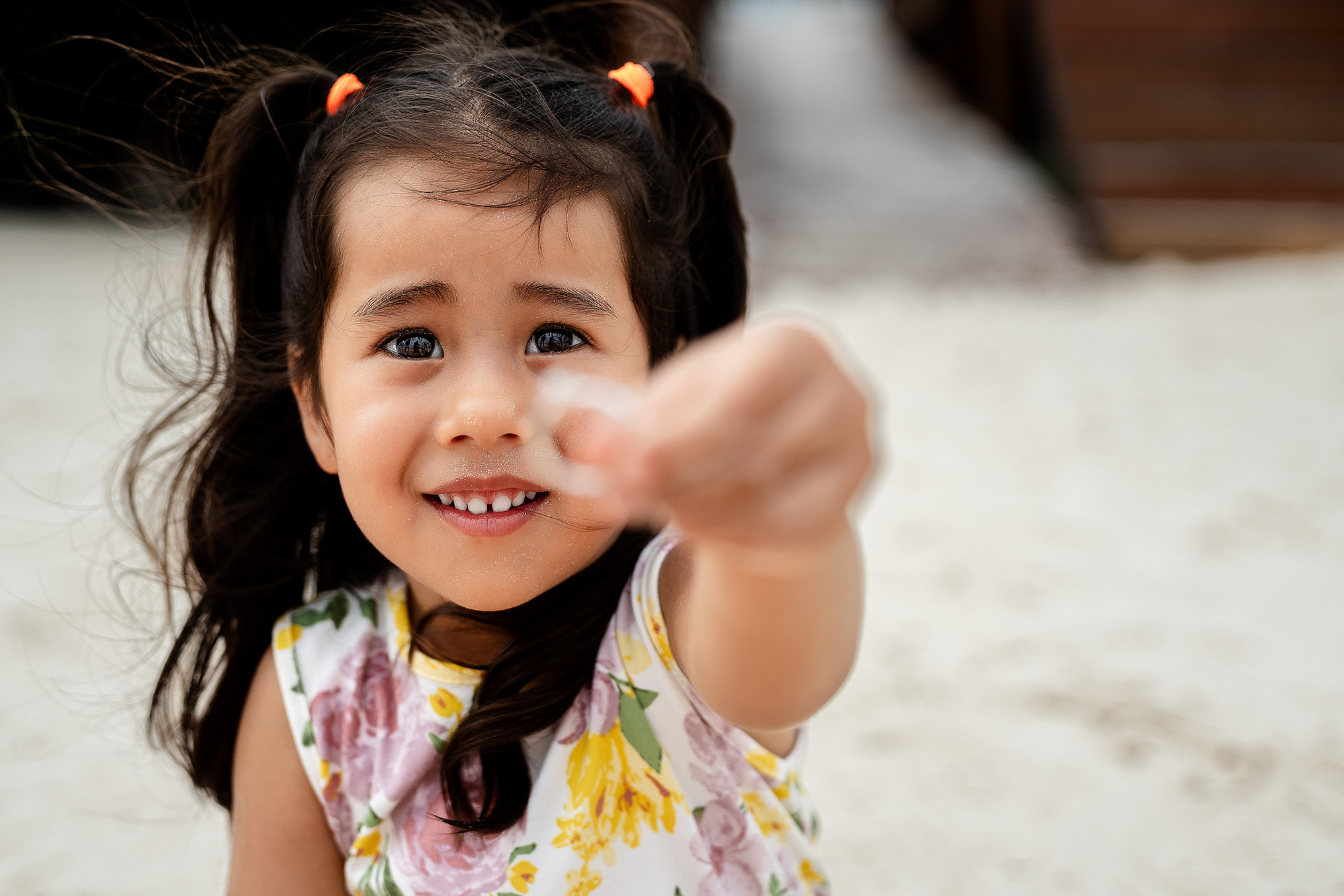 Detalle del anillo de compromiso en la playa de Puerto Morelos, fotografía profesional para parejas en Cancún y Riviera Maya.