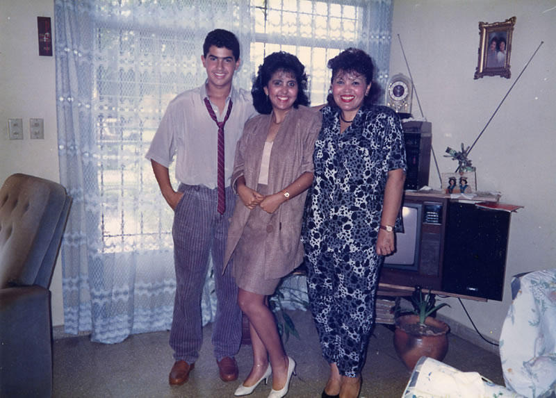 Esta foto fue tomada en 1989, el día que me gradué de periodismo. Mi mamá estaba muy orgullosa de que me hubiera graduado. En realidad, todos mis logros eran de ella. Si mal no recuerdo estábamos en la casa de la Señora Yeya.