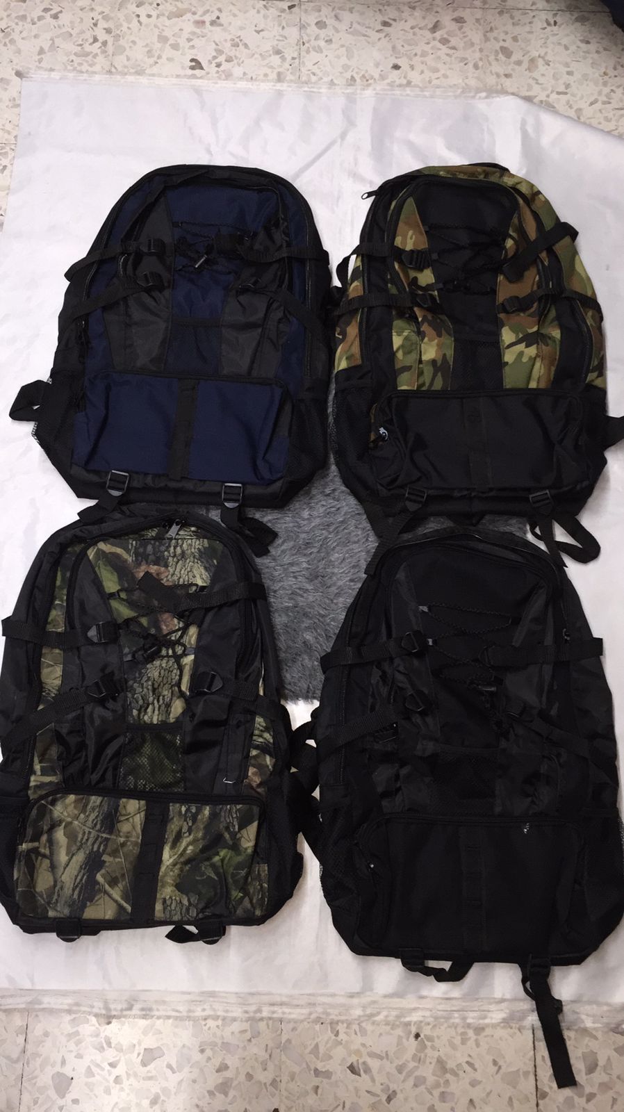 una bebida colocada sobre una mesa de madera