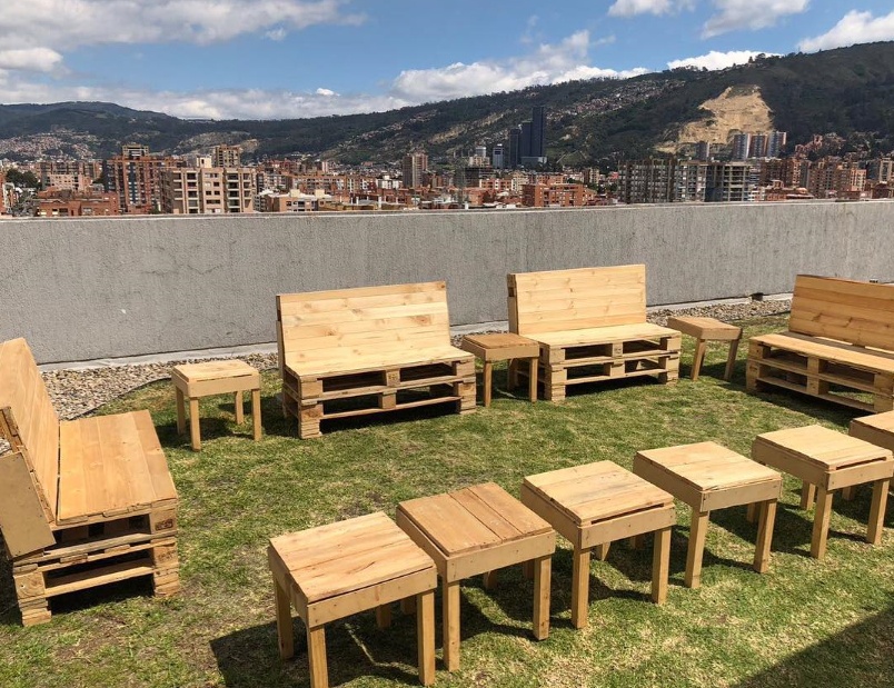 4 Sillones Picnic
Medidas: 88cm de Altura
117cm Ancho
63cm Profundidad
+ 9 bancas naturales
Alquiler $ 245.000