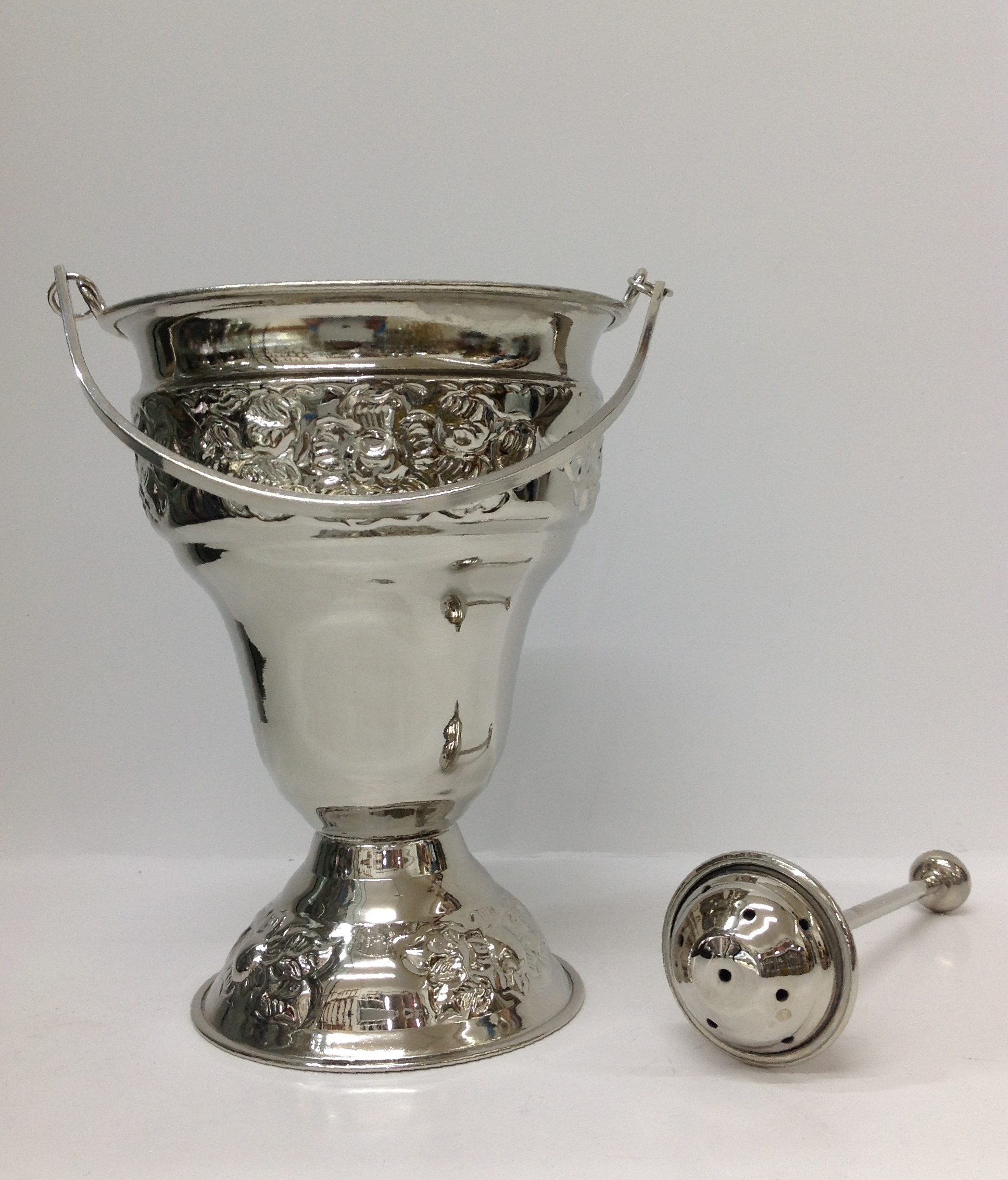 ACETRE DE LATÓN CON BAÑO DE NÍQUEL GRABADO DE FLORES Y DEPOSITO DE ALUMINIO

preguntar por existencias.