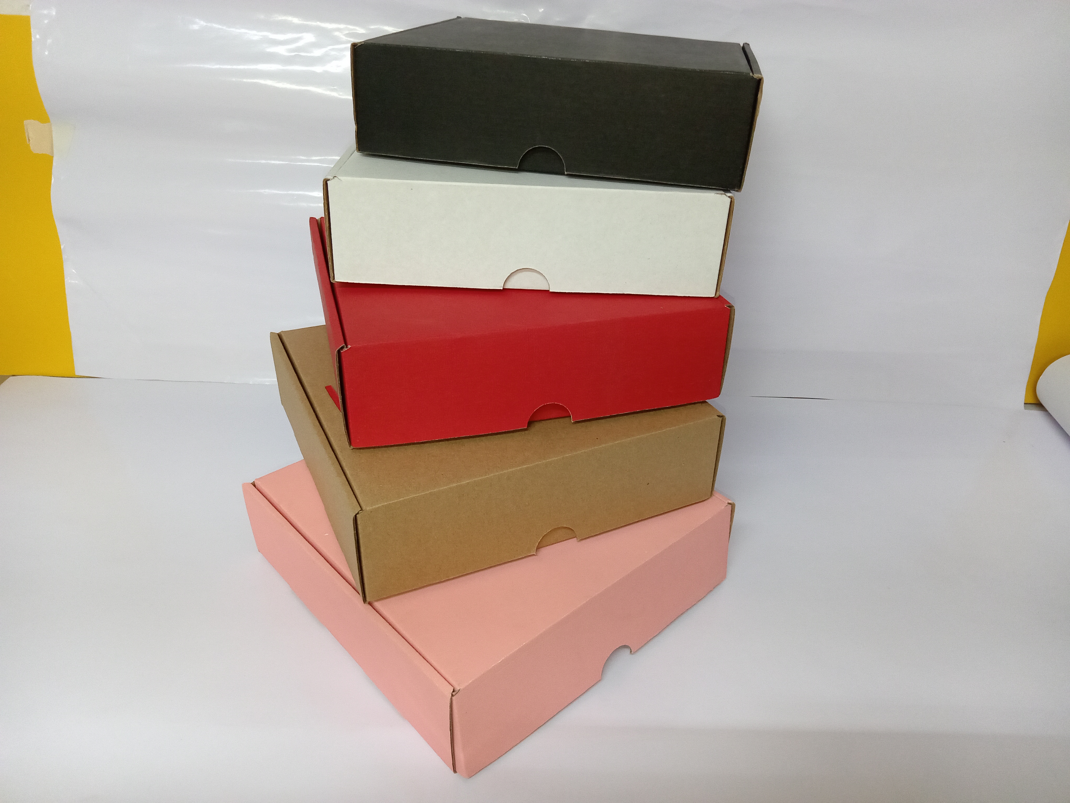VARIEDAD DE COLORES CAJAS PYE
DIMENSIONES: 25cmX25cmX7cm
PYE NEGRO
PYE BLANCO
PYE ROJO
PYE KRAFT
PYE ROSA