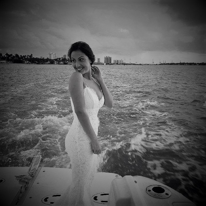 https://0201.nccdn.net/1_2/000/000/0c0/7a5/bride-on-boat.jpg