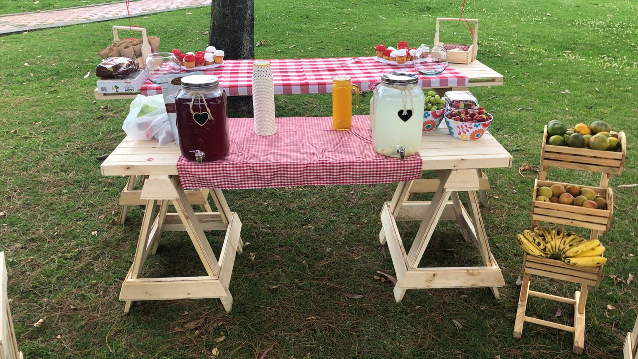 ** Doble Tipo Caballete
Caballete Pequeña
1.62Cm x 71cm Alto
Caballete Grande
2.15Cmx82Cm Alto+camino de mesa
$ 130.000