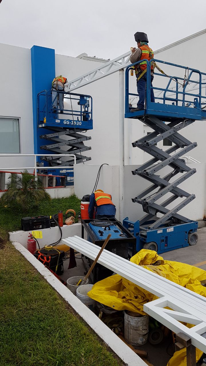 Grúas y Maniobras Precisas - Elevadores