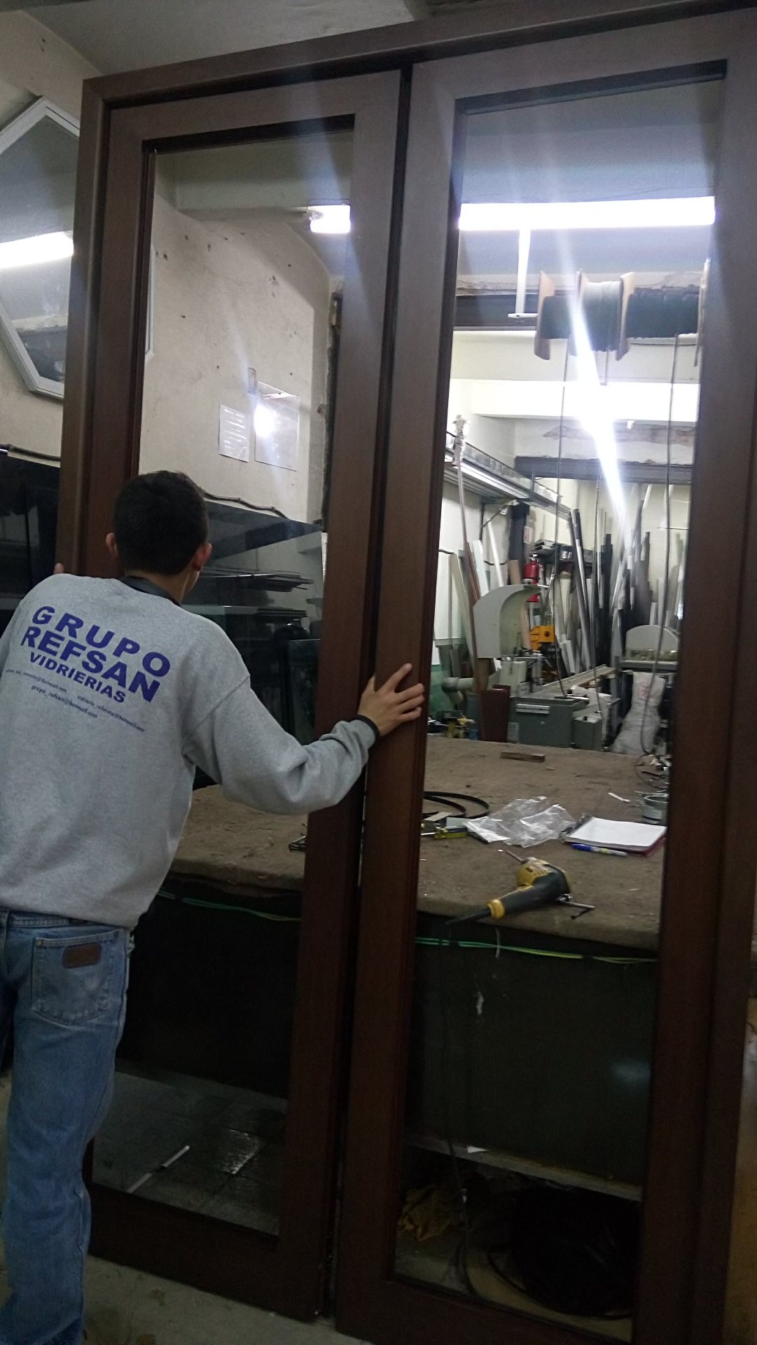 Puerta doble abatible en linea española y tono madera 