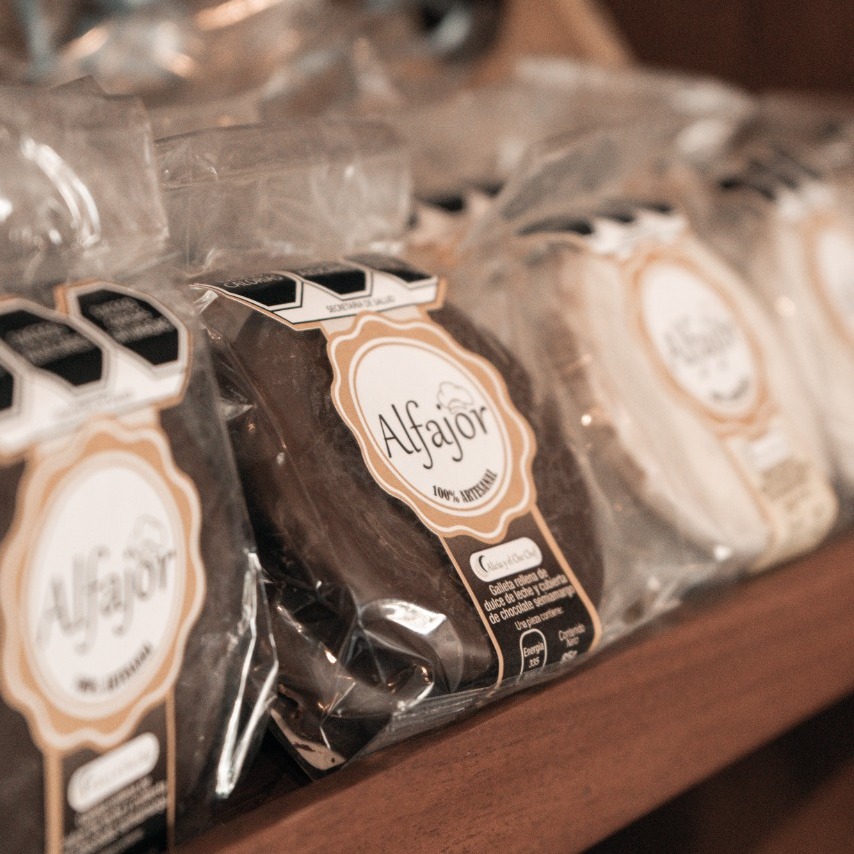 pastel marrón y blanco en un plato de cerámica blanco pastel marrón y blanco en un plato de cerámica blanco