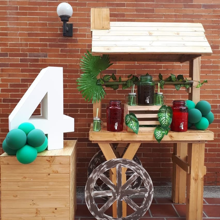 Carreta de Madera Natural 
Medidas: 1.24cm X 2.18cm 
Alquiler $160.000
Numero 4 en Alquiler 
Medidas 80cm de Altura
$35.000 
