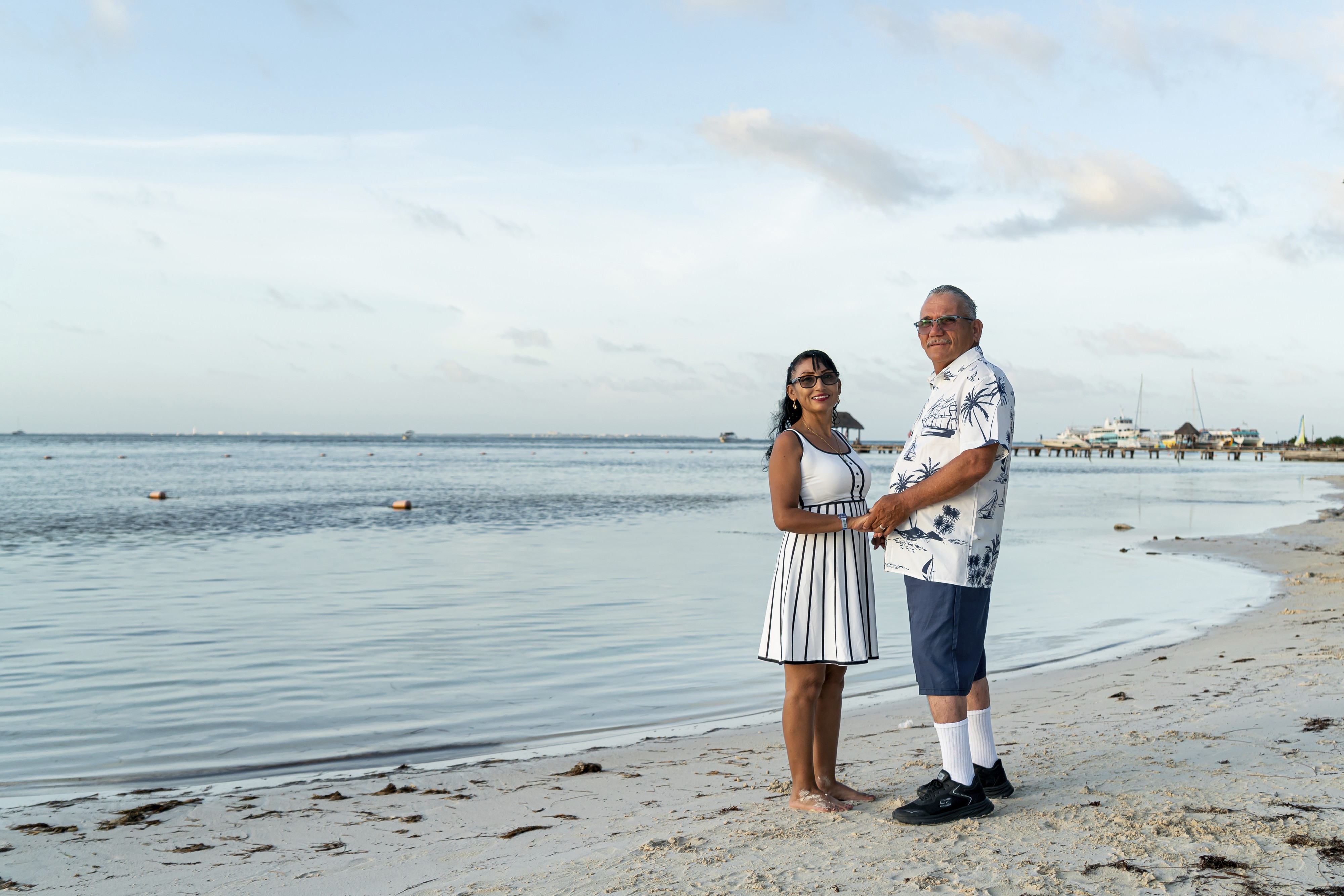 https://0201.nccdn.net/1_2/000/000/0c1/d46/luxartifices-riviera-maya-beach-family-photos0014.jpg