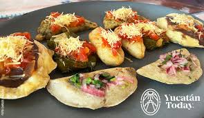 Cafetería moderna con fachada iluminada, clientes sentados al aire libre, palmeras al fondo.