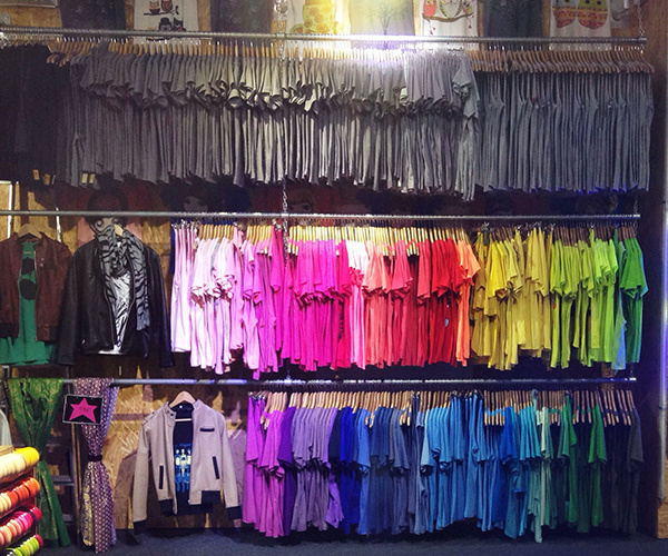 Bunte T-Shirts im Modeladen