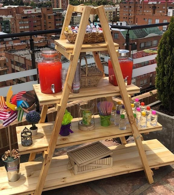 Escalera natural Tijera 
Medidas 153cm Altura 
40cm Profundidad 
Alquiler $60.000