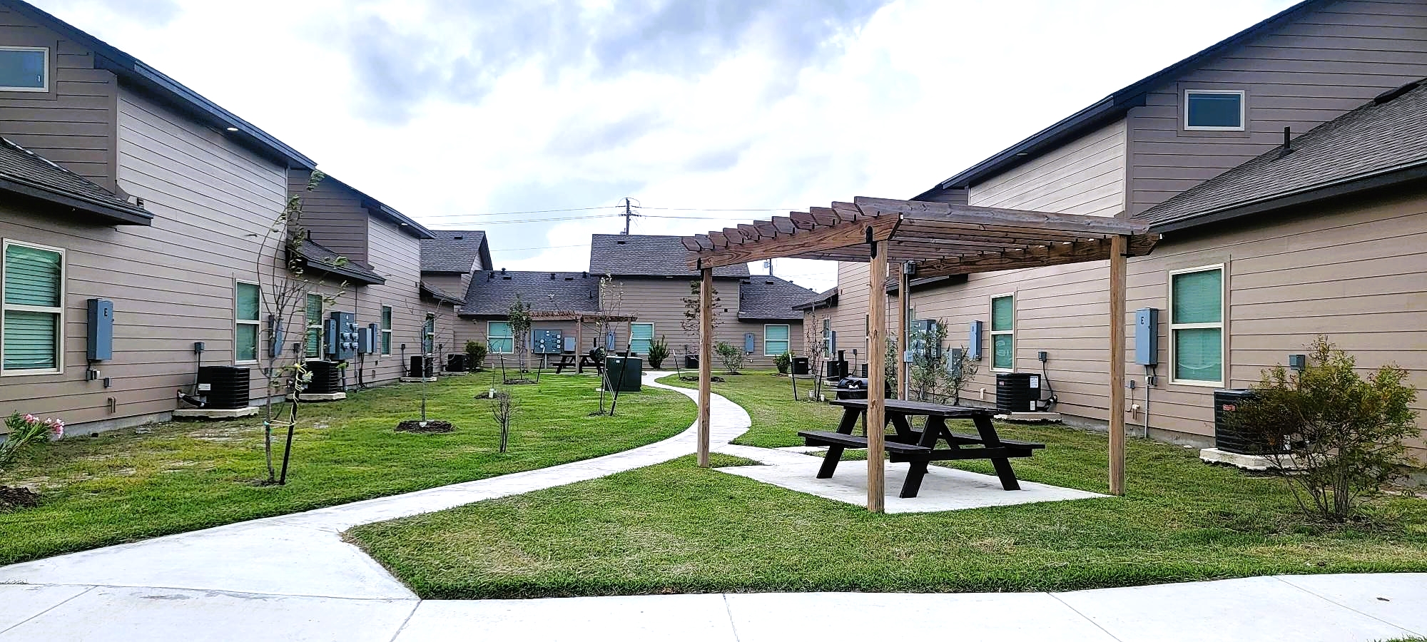 https://0201.nccdn.net/1_2/000/000/0c2/bc0/enclave.courtyard.2.jpg