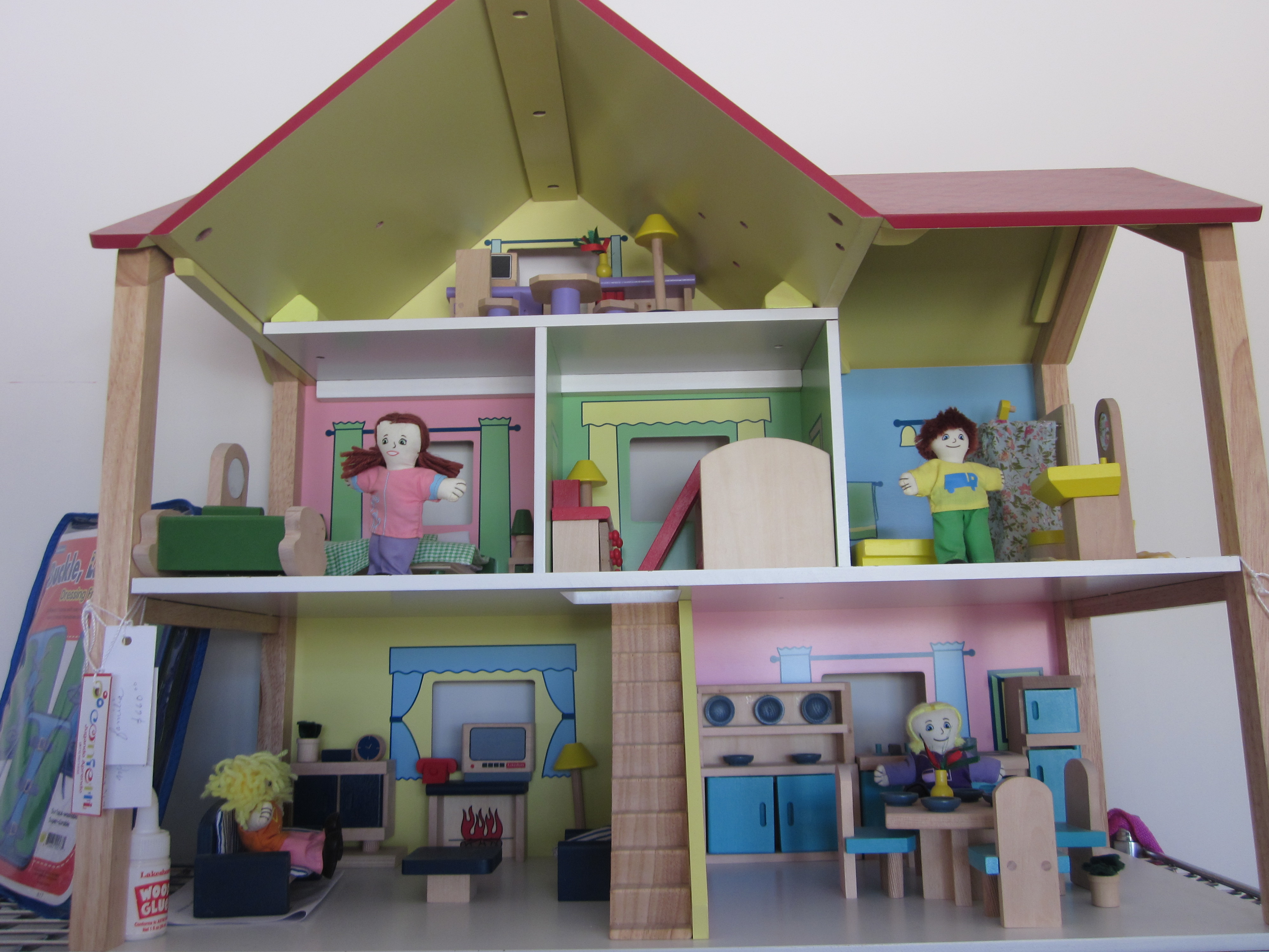 CASITA DE MUÑECAS AMUEBLADA