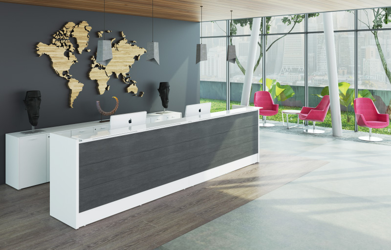 Recepción moderna con mapa mundial de madera en la pared y sillas rojas cerca de ventanas grandes. Recepción moderna con mapa mundial de madera en la pared y sillas rojas cerca de ventanas grandes.