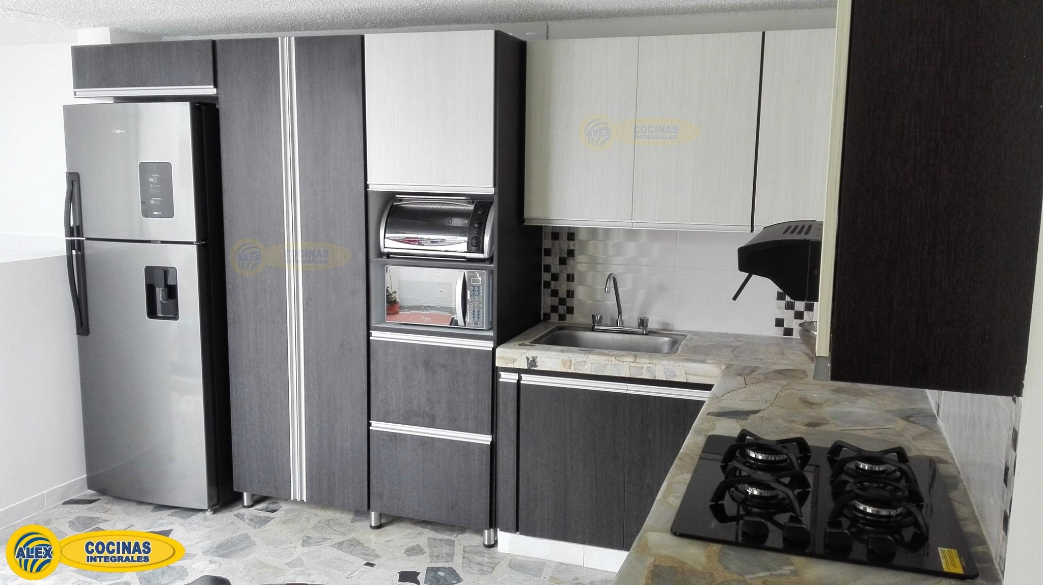 Cocina en L colores Volcano y Glacial con manija perfil aluminio