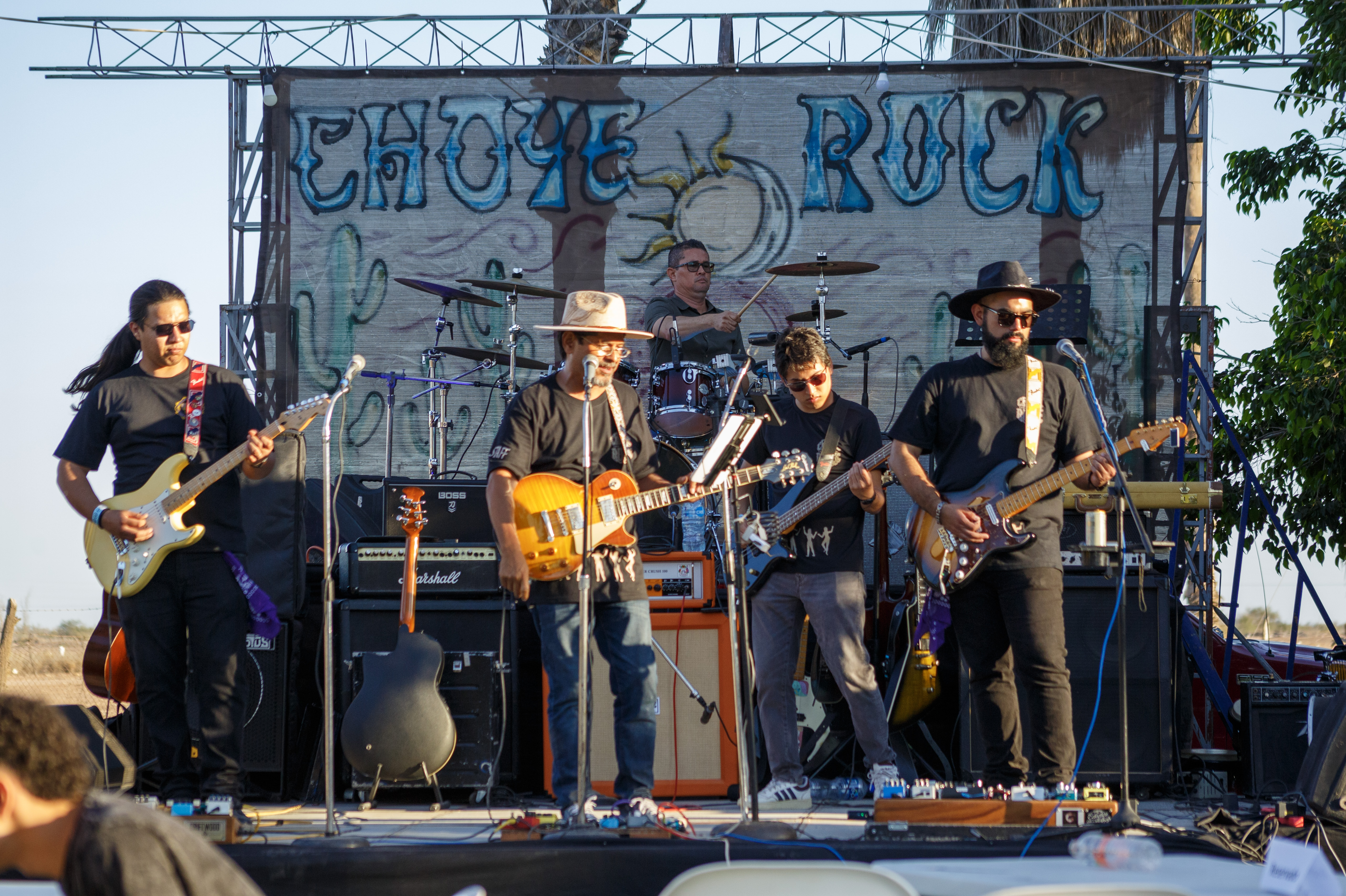 Banda de rock tocando al aire libre
