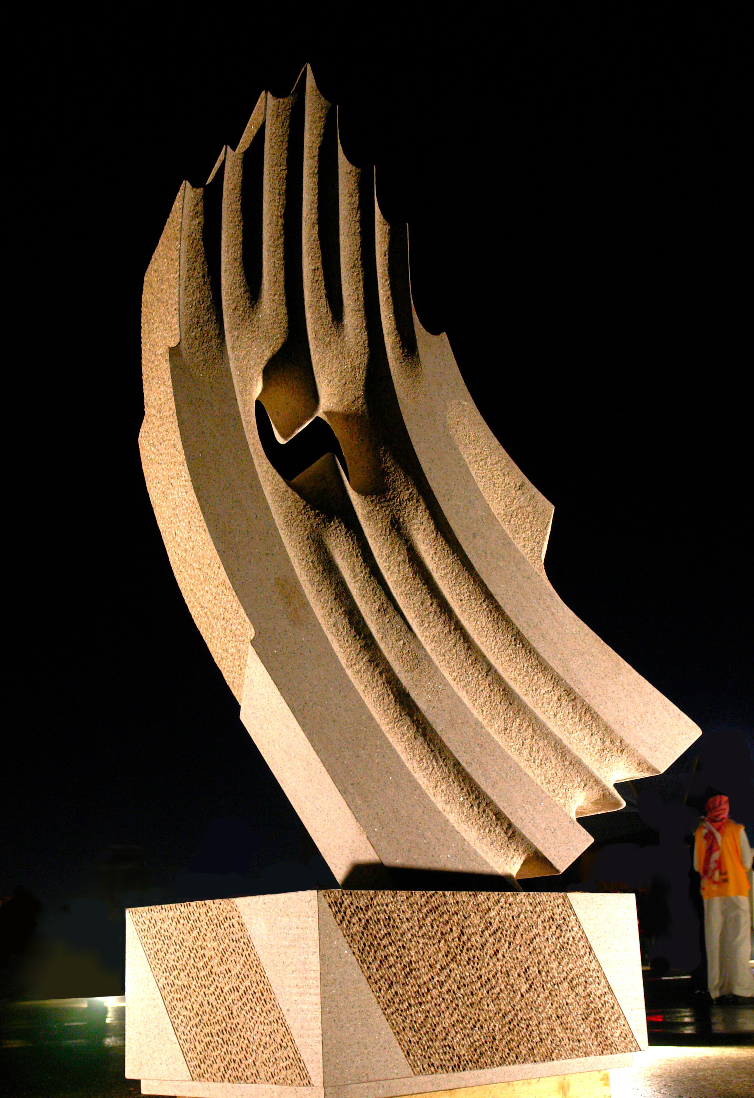 The breath of the wind- Pink granite, H. 400 cm. Ryiadh- Saudi Arabia