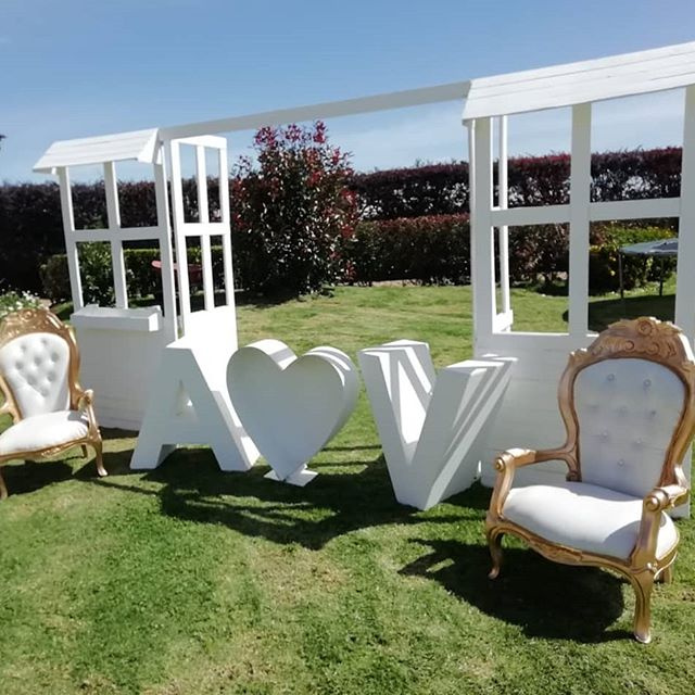 Ventanas
Color blanco
2.20cm alto X 1 M, cada ventana
4.16cm de ancho