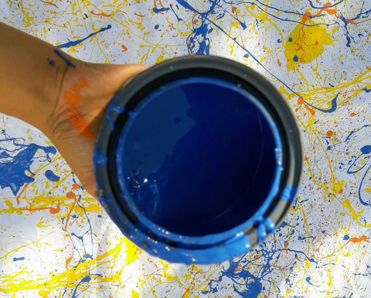 Terraza moderna con sofás beige, plantas decorativas y ventanales grandes en un entorno natural. Terraza moderna con sofás beige, plantas decorativas y ventanales grandes en un entorno natural.