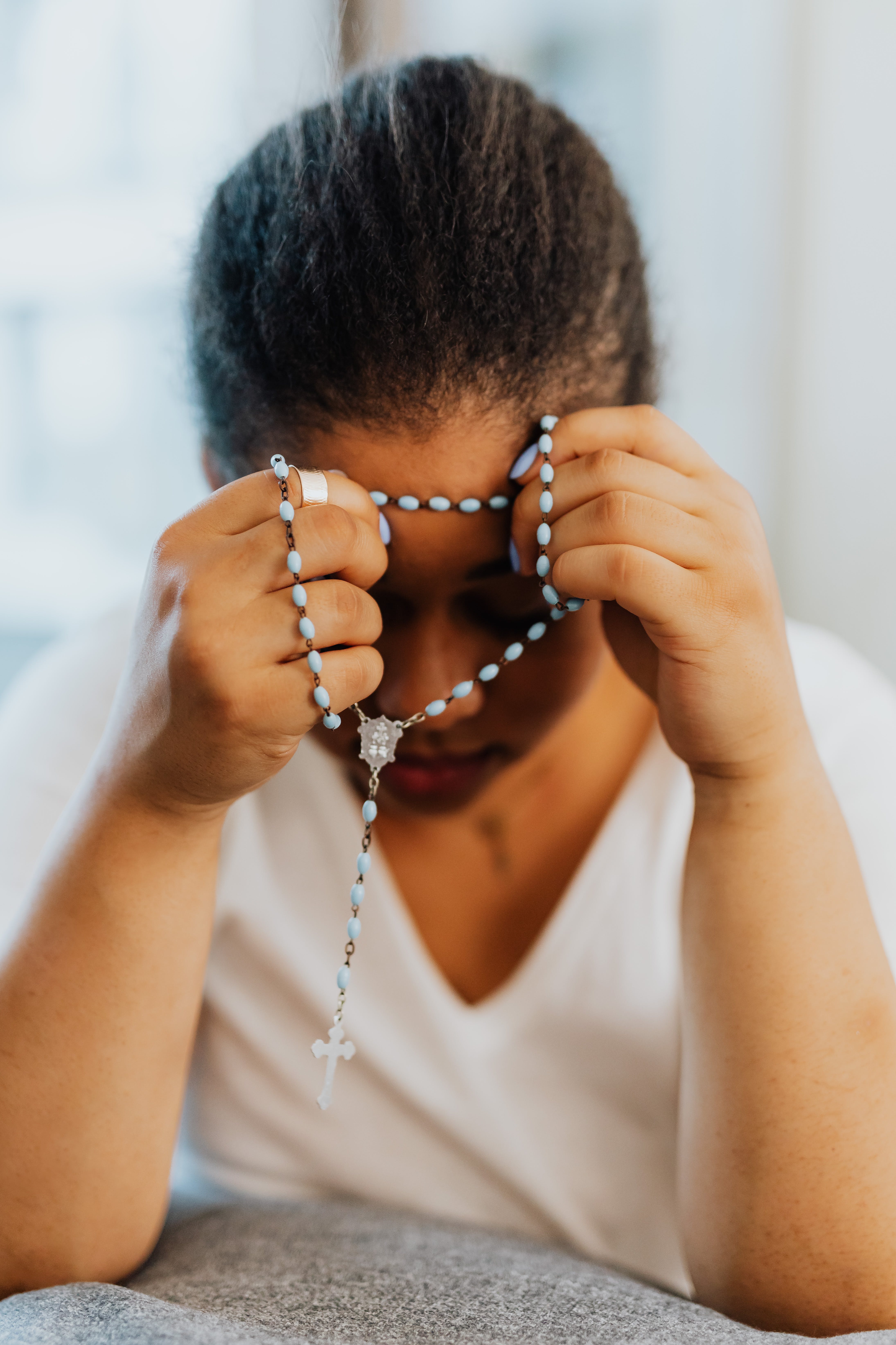 https://0201.nccdn.net/1_2/000/000/0c4/4f6/prayer-girl-with-rosary.jpg