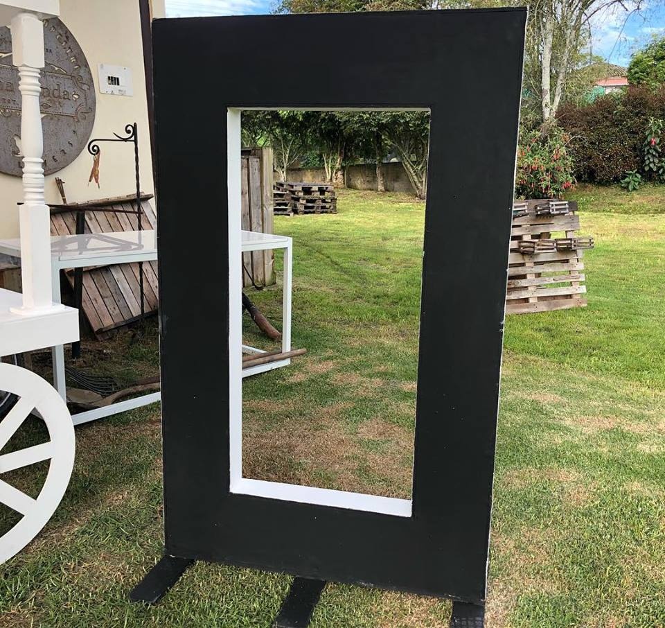 Marco tipo tablero para fotos y grabar mensaje 
Medidas: 170cm de Alto 
104cm de Largo
Alquiler $80.000