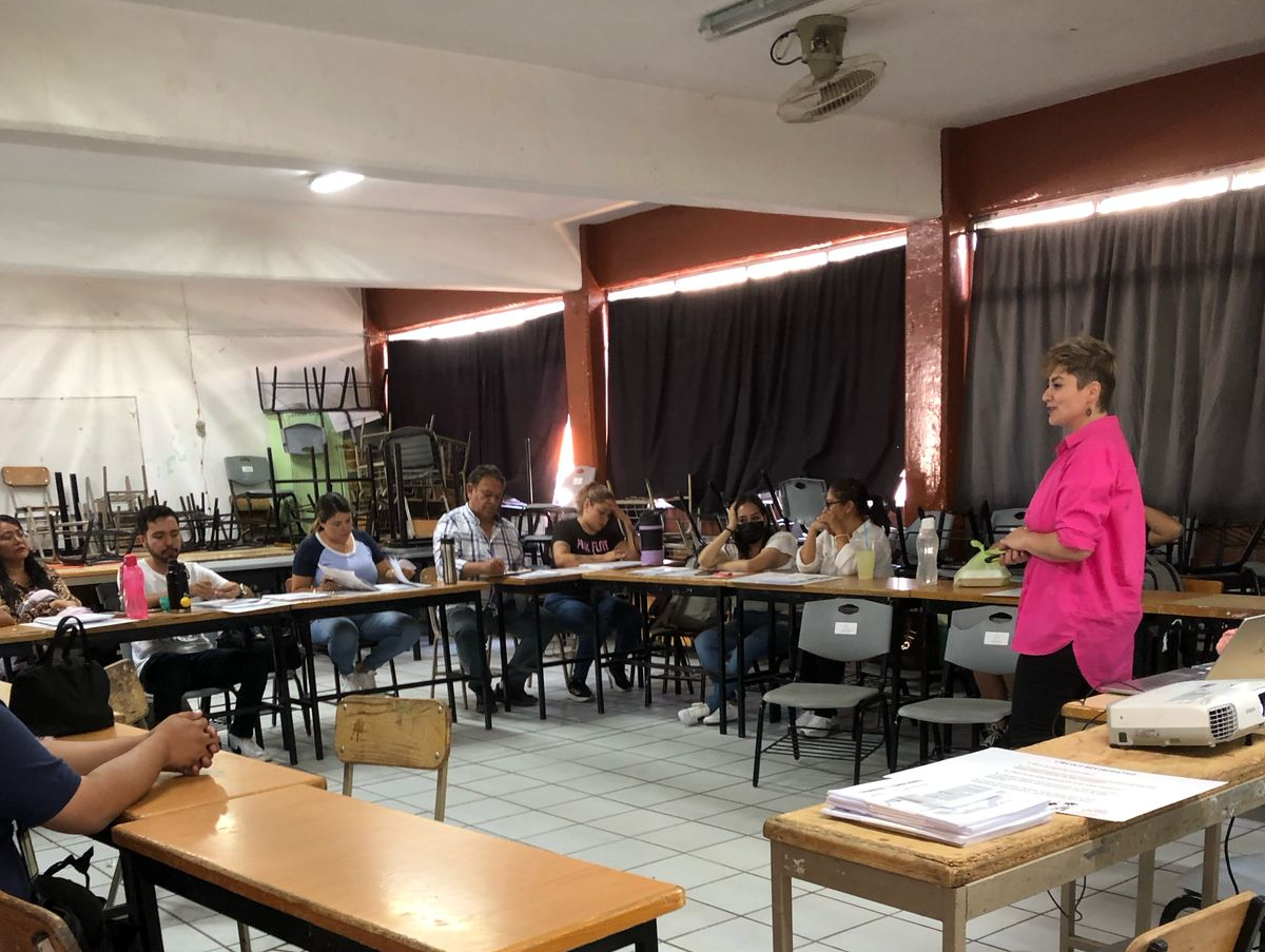 mujer apoyada en una pared en un pasillo tenue