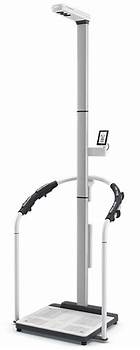 computadora portátil en mesa de cristal