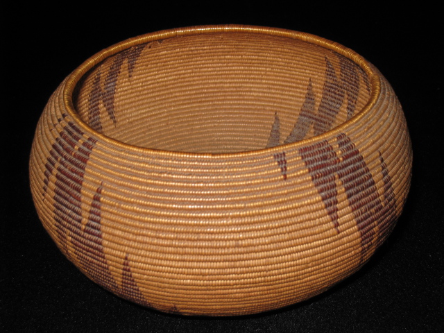PRODUCT PROFILE :
Product No. : #70012
Description : Maidu Bowl
PRODUCT NARRATIVE :
• natural and peeled redbud
• 3-rod foundation
• serrated vertical pattern
• very fine weave size. H. 4" Diam 5"