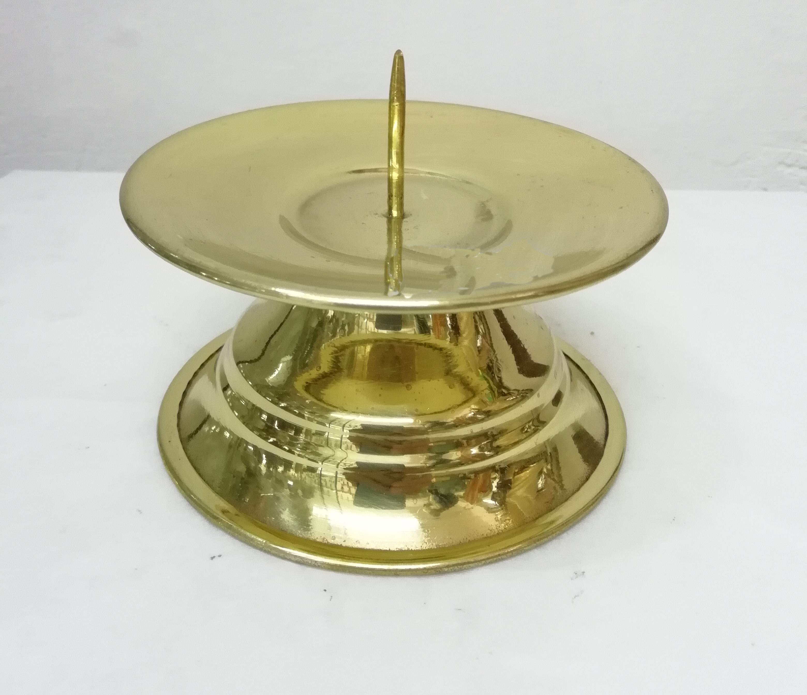 CANDELERO LATÓN BASE CLAVO
diametro 10cm

preguntar por existencias.