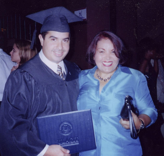 El día que Rony se graduó de la Universidad en 2004. Mi mamá me contó que estaba muy emocionada, porque su hijo era un Licenciado. 