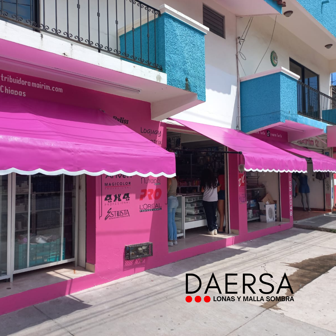 Entrada de garaje con techo de malla roja, escalera y herramientas, incluyendo escoba y balón de fútbol; perro descansando al fondo.