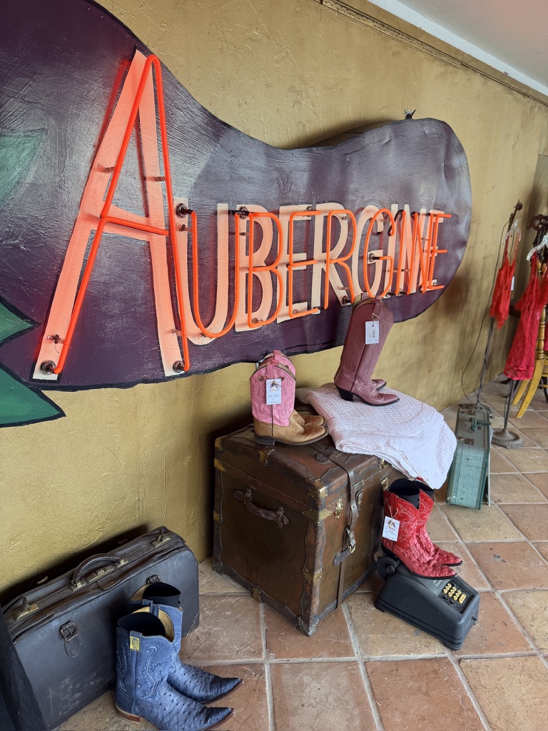 Aubergine Vintage Emporium ~ 119 Petaluma Blvd N