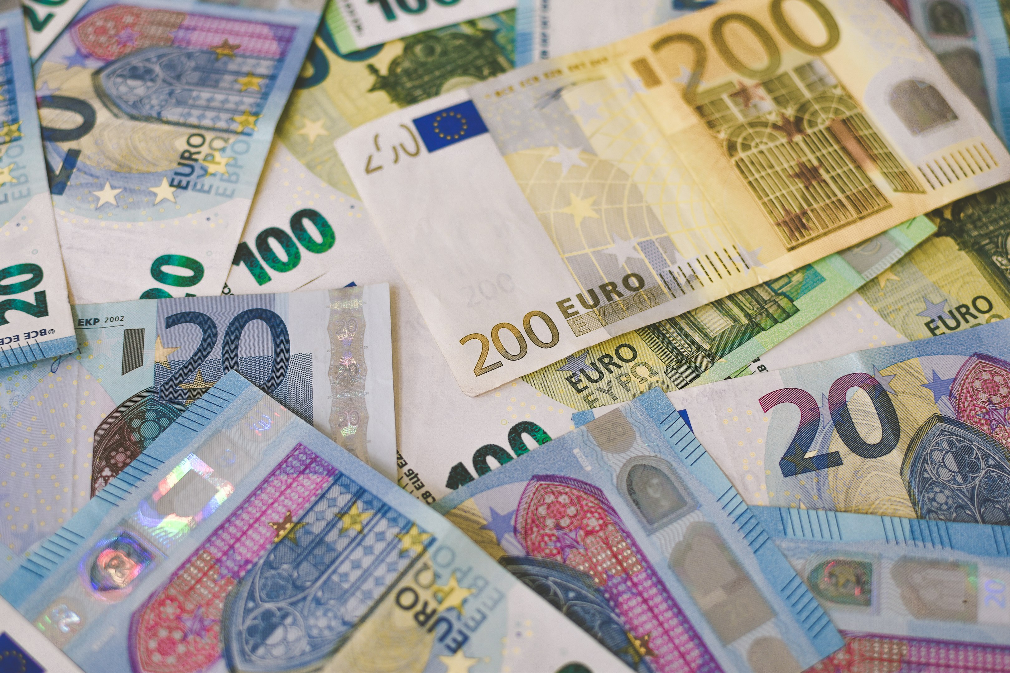billete de 20 euros sobre papel de impresora blanco