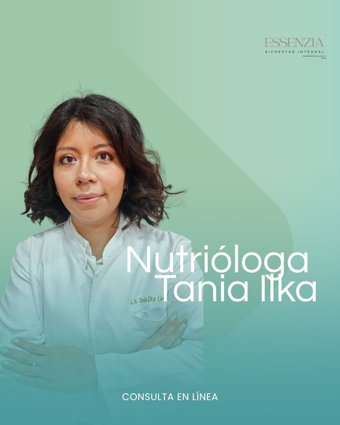 Persona con camiseta verde sosteniendo grandes piezas de cera color amarillo y rojo, fondo rosa, con planta decorativa al lado.