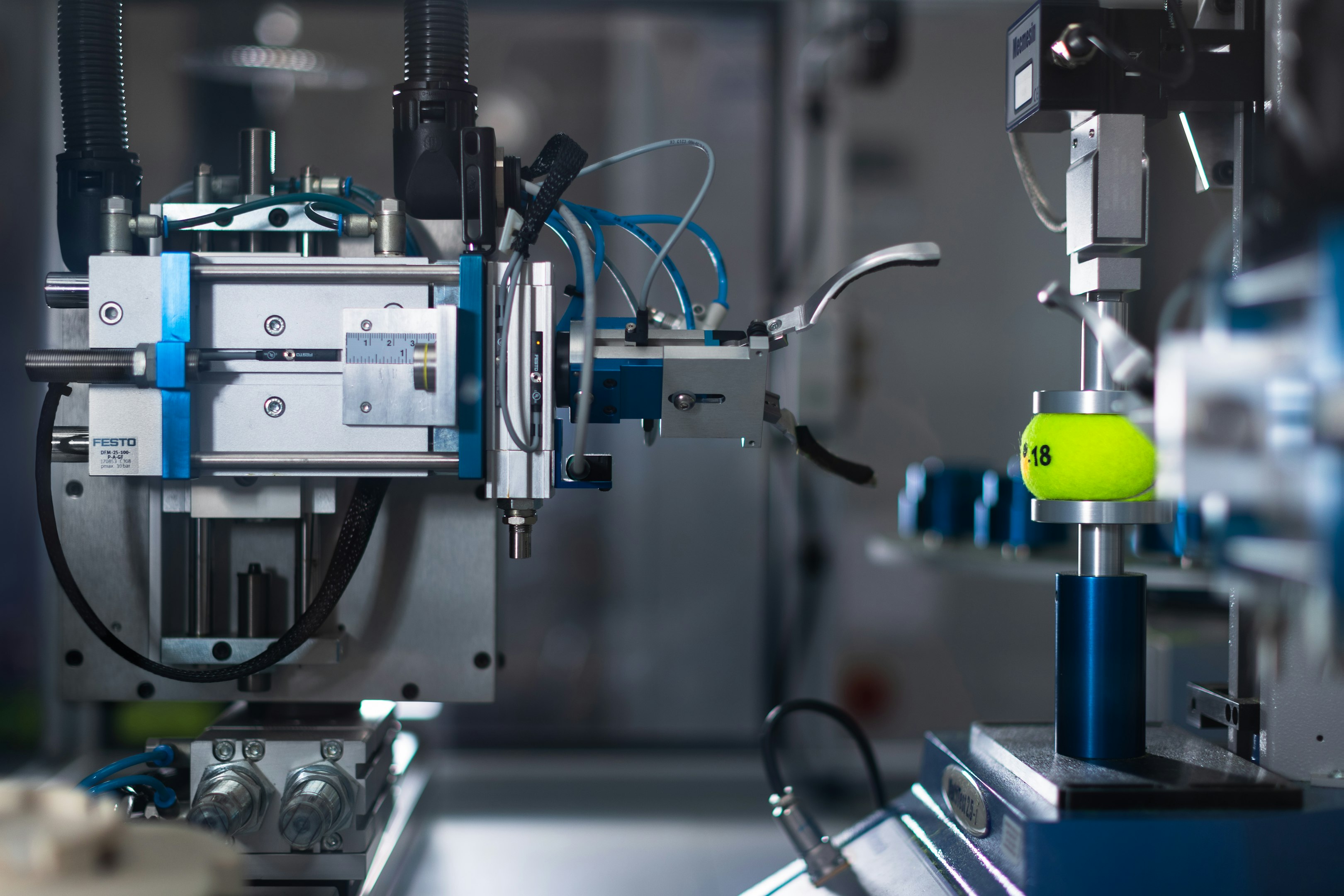 máquina industrial azul y plateada