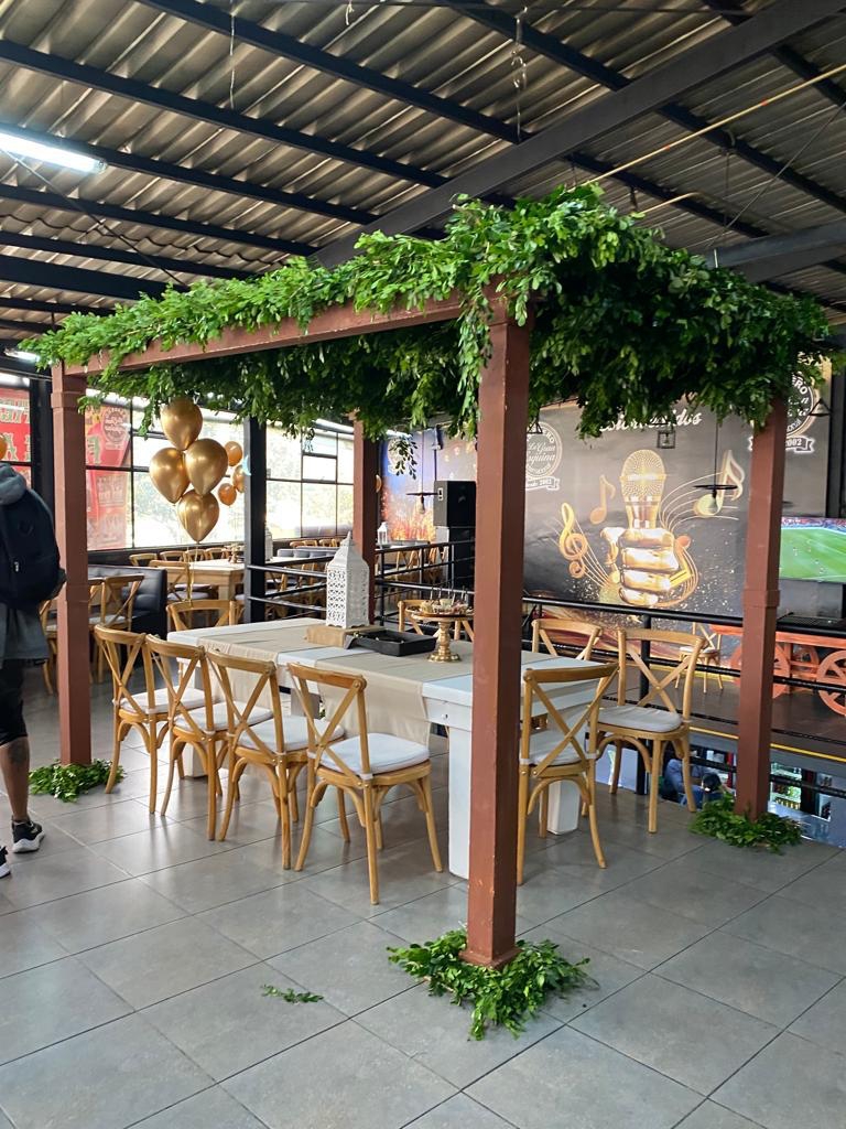 Pergola 4 Columnas Color Cafe + Techo 
de follaje natural en Caida + Patas decoradas
Medidas : 3.20m de largo
2.20 de Alto
Alquiler $720.000 