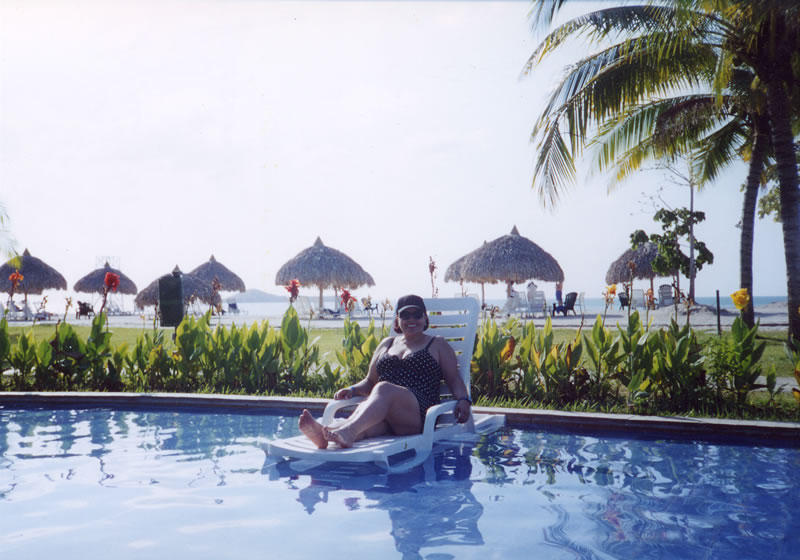 Parece que ya te habías cansado de escribir detrás de las fotos y lo único que pusiste en esta fue: "Aquí, en una de las piscinas". Yo agregaría: Madre, estás espectacular!!!!!!