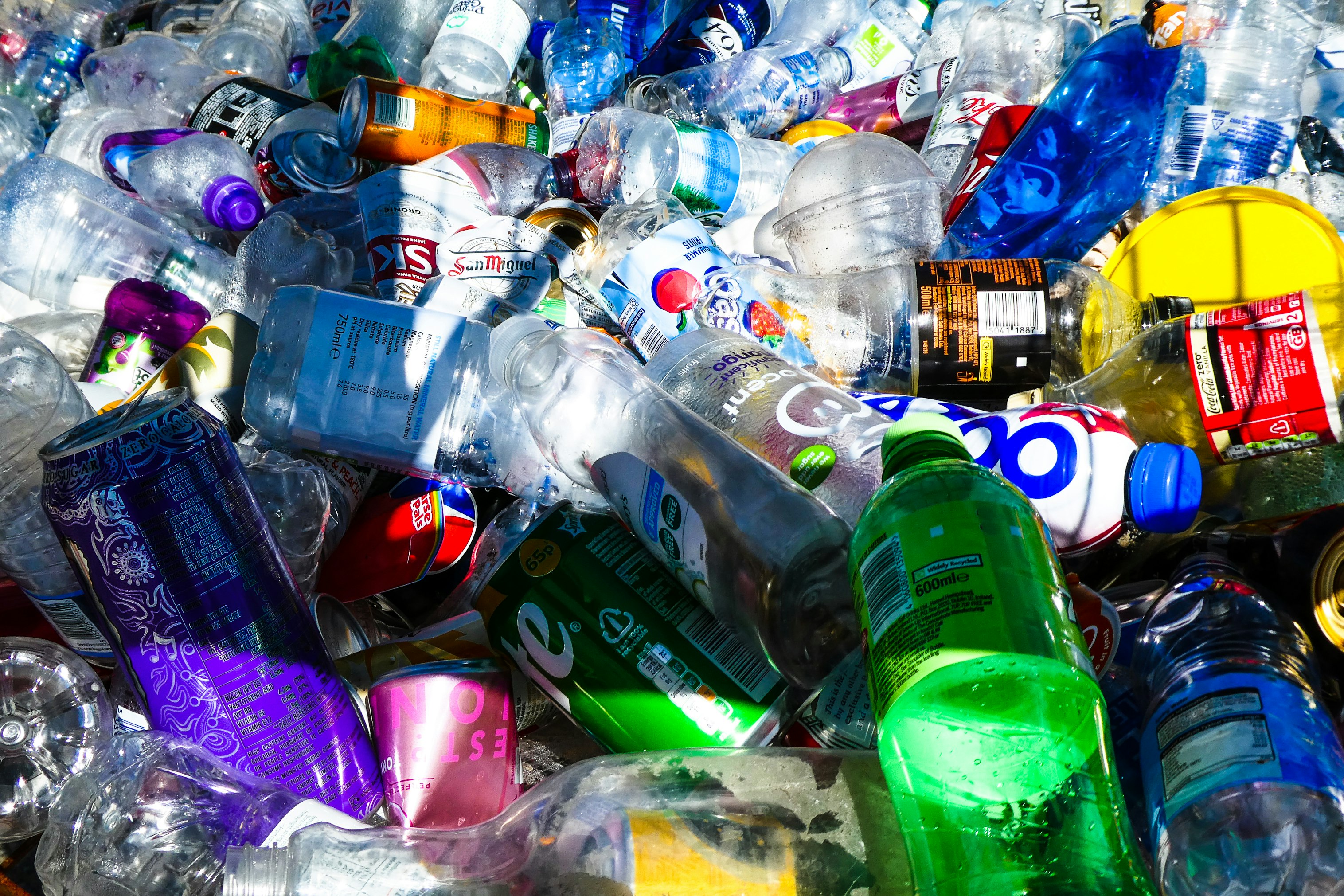 botella de plástico Sprite en la mesa