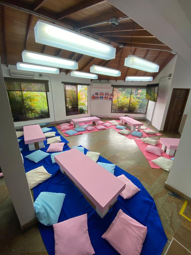 Mesa Rectangular Tapizada Baja
Con 6 Cojines+Manta
$80.000 Alquiler
Manejamos Variedad De Colores