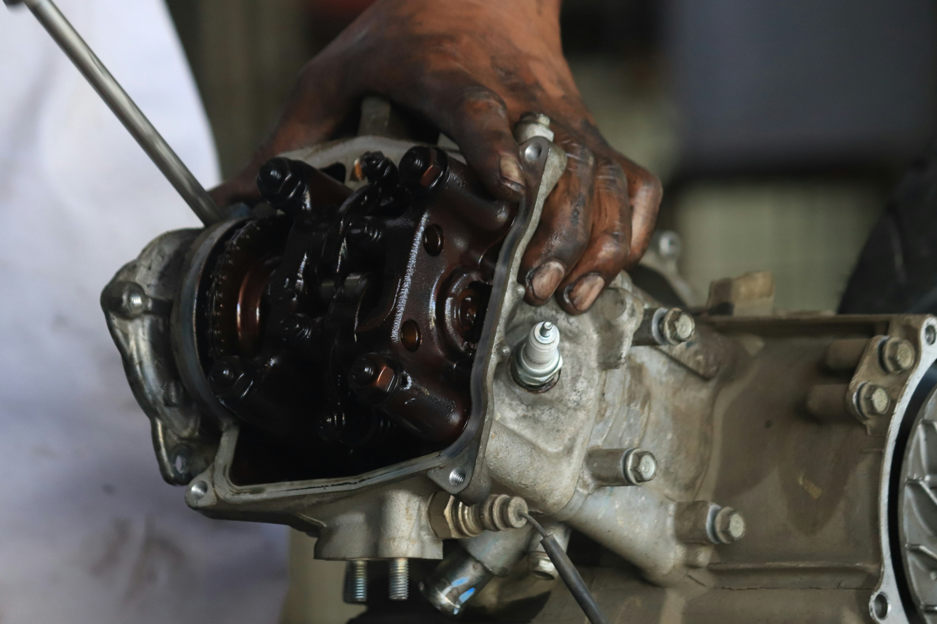 un primer plano de una persona trabajando en un motor