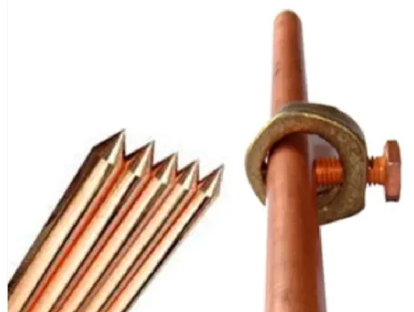 Electricista con casco amarillo inspeccionando panel de control en una instalación industrial.