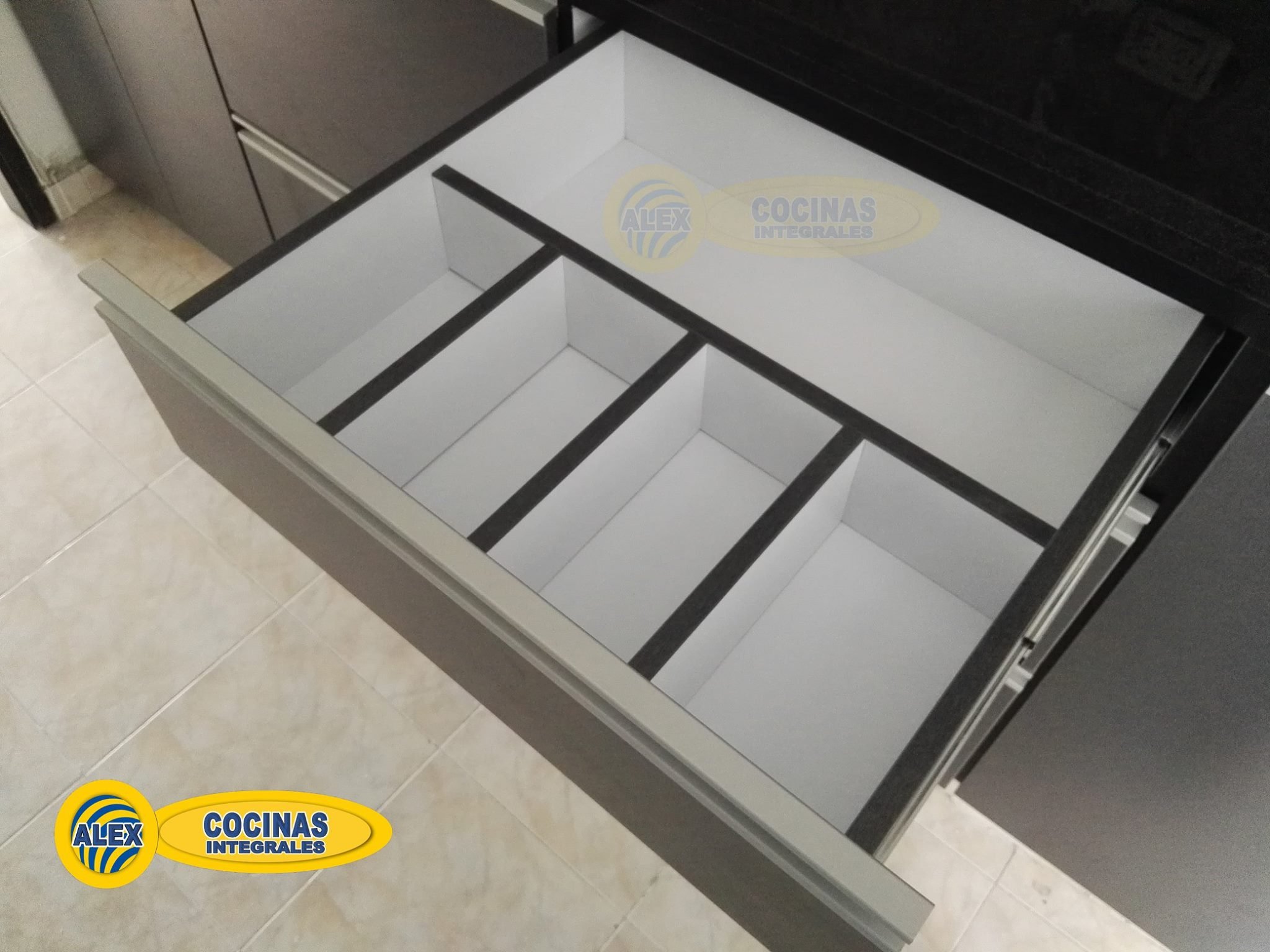 División interna en gaveta para cubiertos