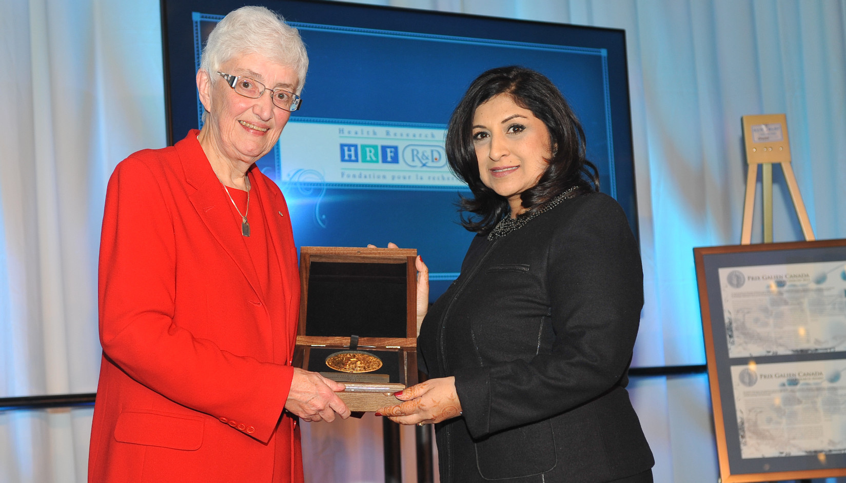2014 - Dr. Jean Gray, President of the Jury and Dr. Nozhat
Choudry, Director, Medical Affairs of InterMune Canada (Roche)