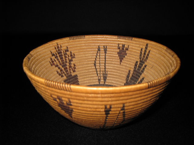 PRODUCT PROFILE :
Product No. : #70027
Description : Panamint Flaring Basket
PRODUCT NARRATIVE :
• pictorial - catus, bow and arrows, potted bush,
• steerhead
• willow, devil's claw, bulrush root
• size H. 4" Diam. 5"