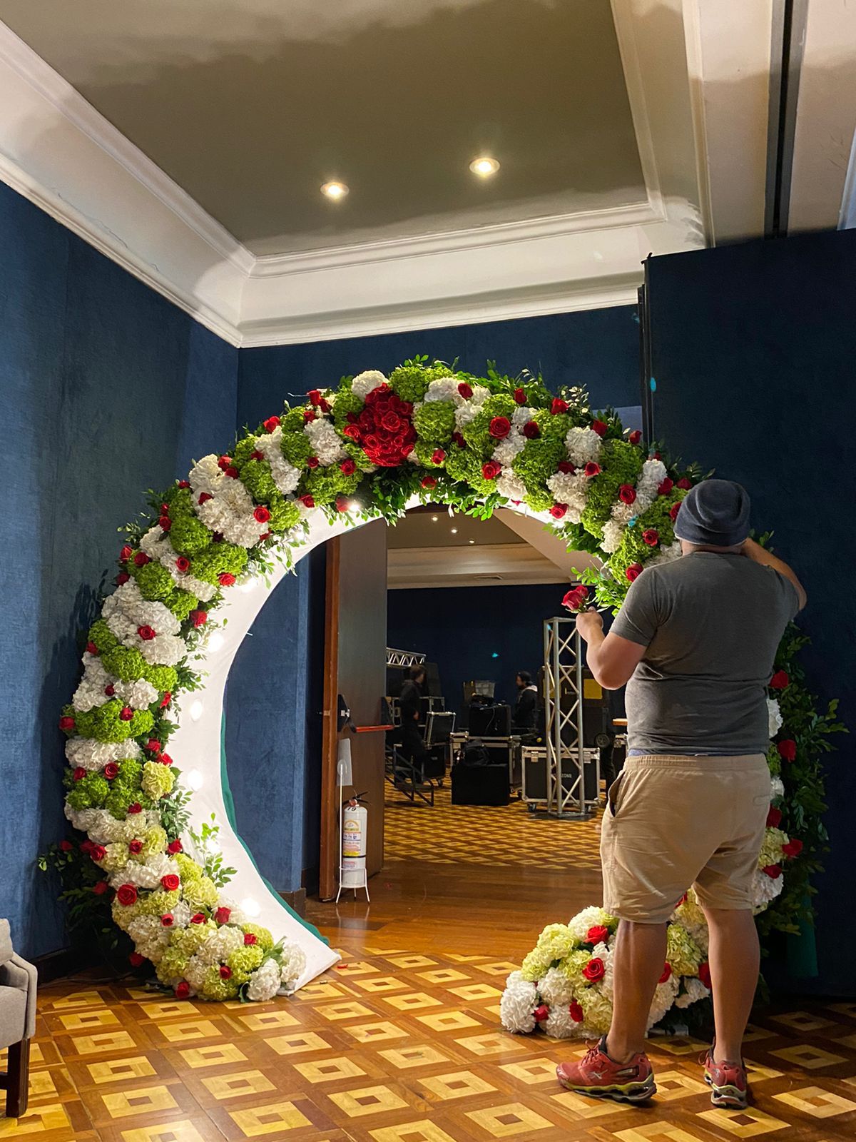 Arco de luces con follaje y
 Fl2.20m de Altura
1.98m Diámetro  Interno 
2.60m Diámetro externo ores 
$1.900.000
