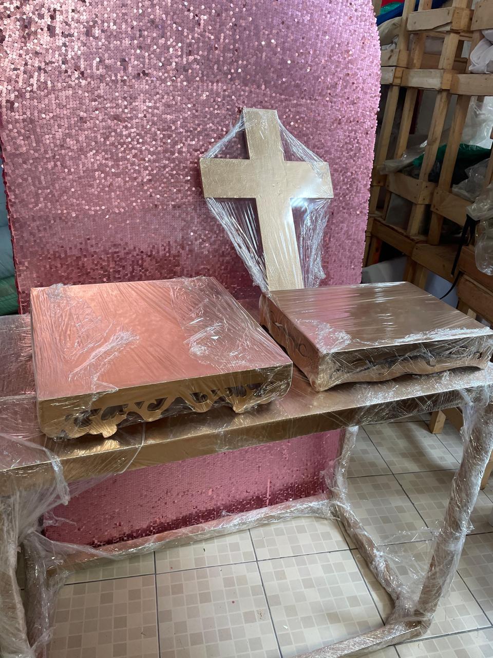 Base  cuadrada dorada arabesco
precio de alquiler $30.000
Bases Planas Troqueladas
Color Dorado
$20.000
Silueta Cruz
$20.000